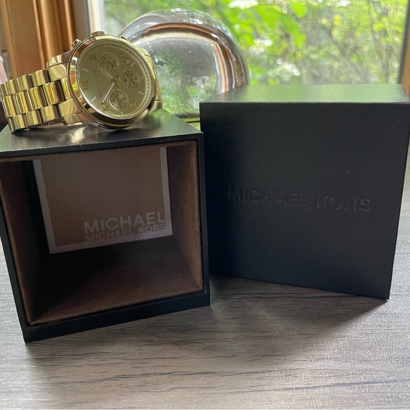 Michael Kors Gold Watch - Runway - Stainless in Stunning Gold with Box - Picture 12 of 13